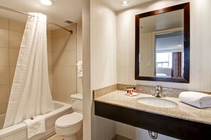 Ensemble baignoire-douche, articles de toilette (gratuits)
