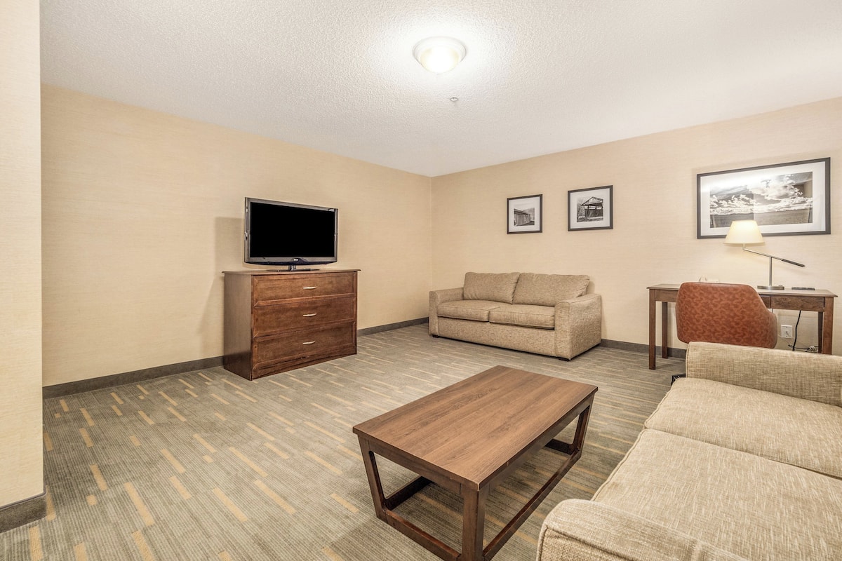 Suite, 1 Bedroom, Pool View | Room amenity