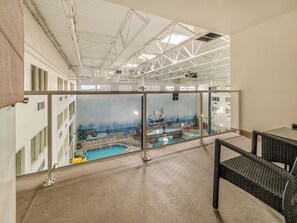 Suite, 1 très grand lit et 1 canapé-lit, bain à remous, vue piscine | Vue de la chambre