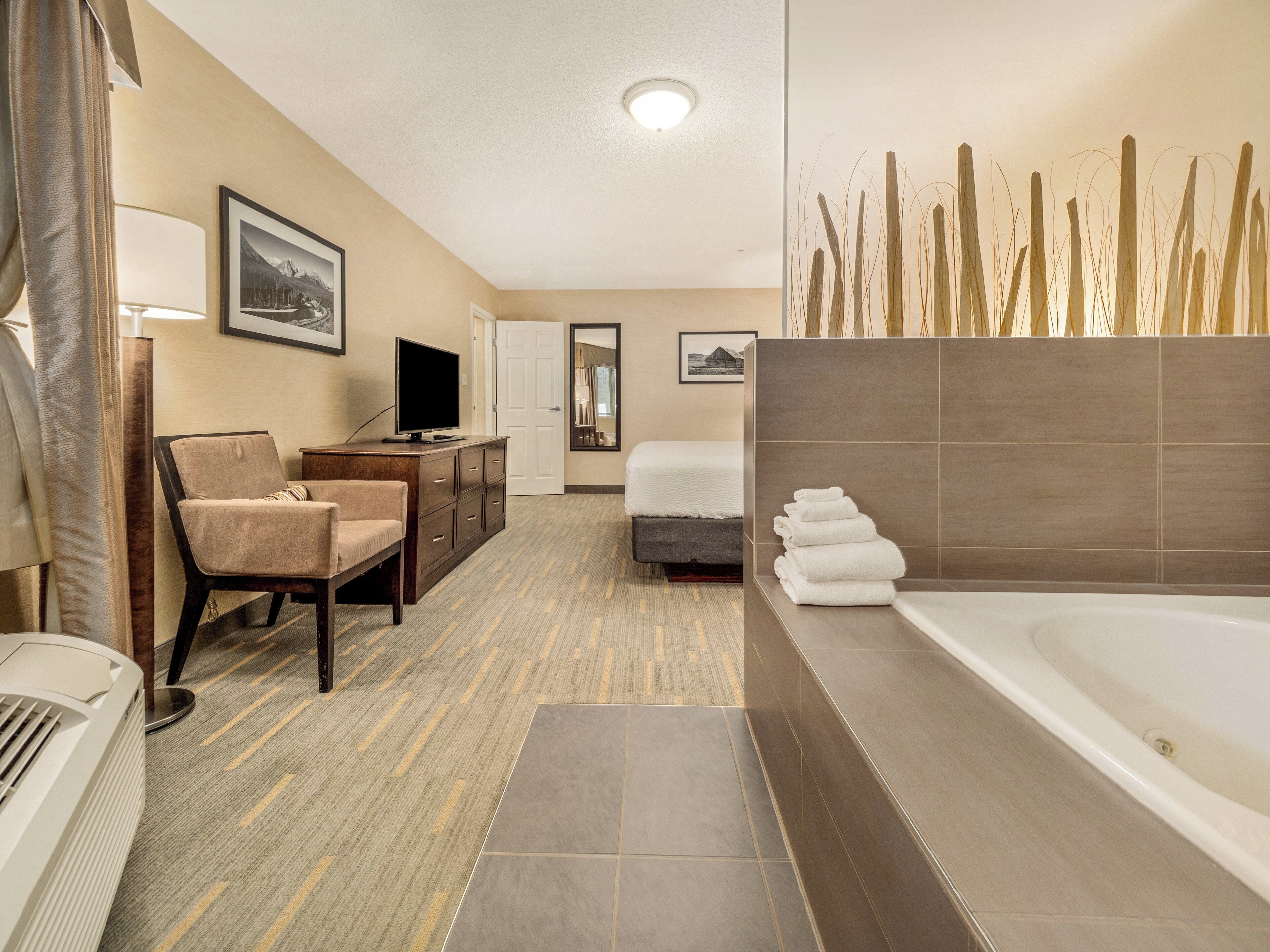 Suite, 1 King Bed with Sofa bed, Accessible, Pool View (Jetted Tub) | Premium bedding, pillowtop beds, individually decorated