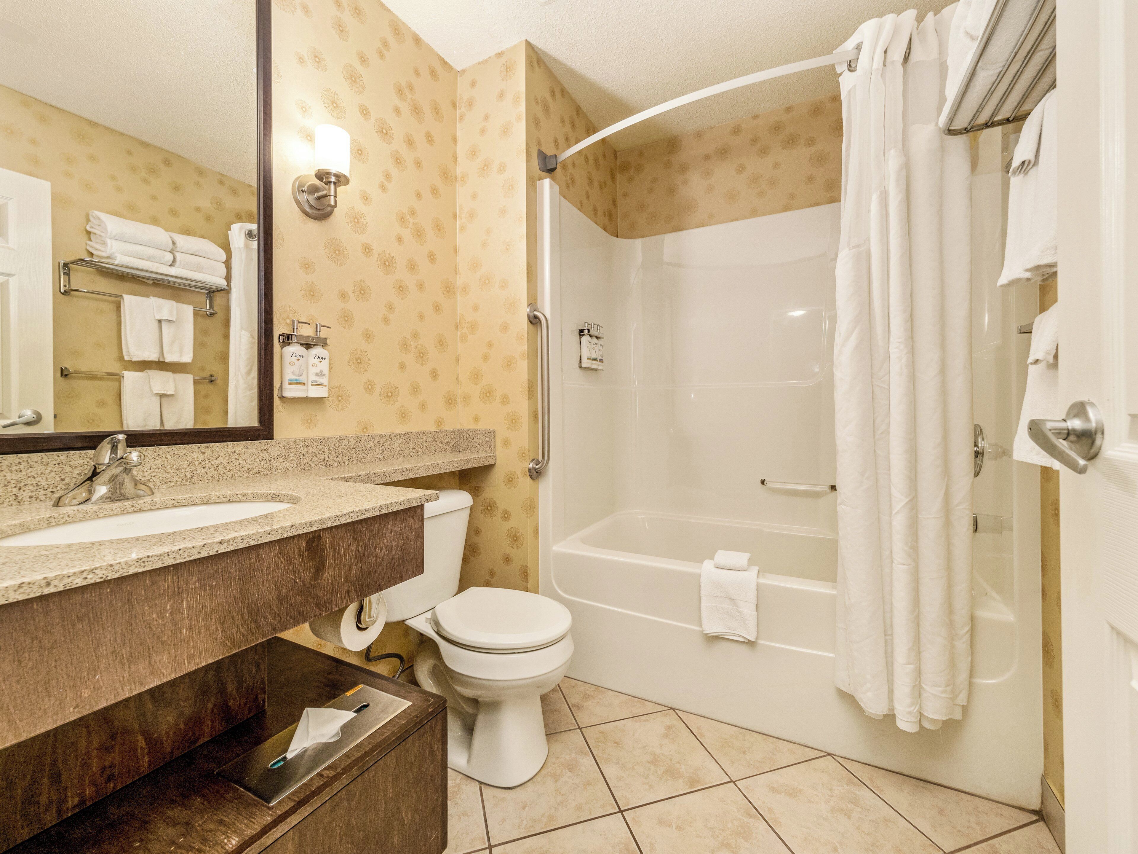 Un baño con lavamanos, inodoro, ducha y bañera.