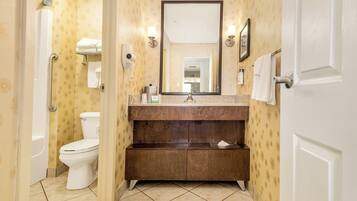 Une salle de bain avec des toilettes, un lavabo et une douche.