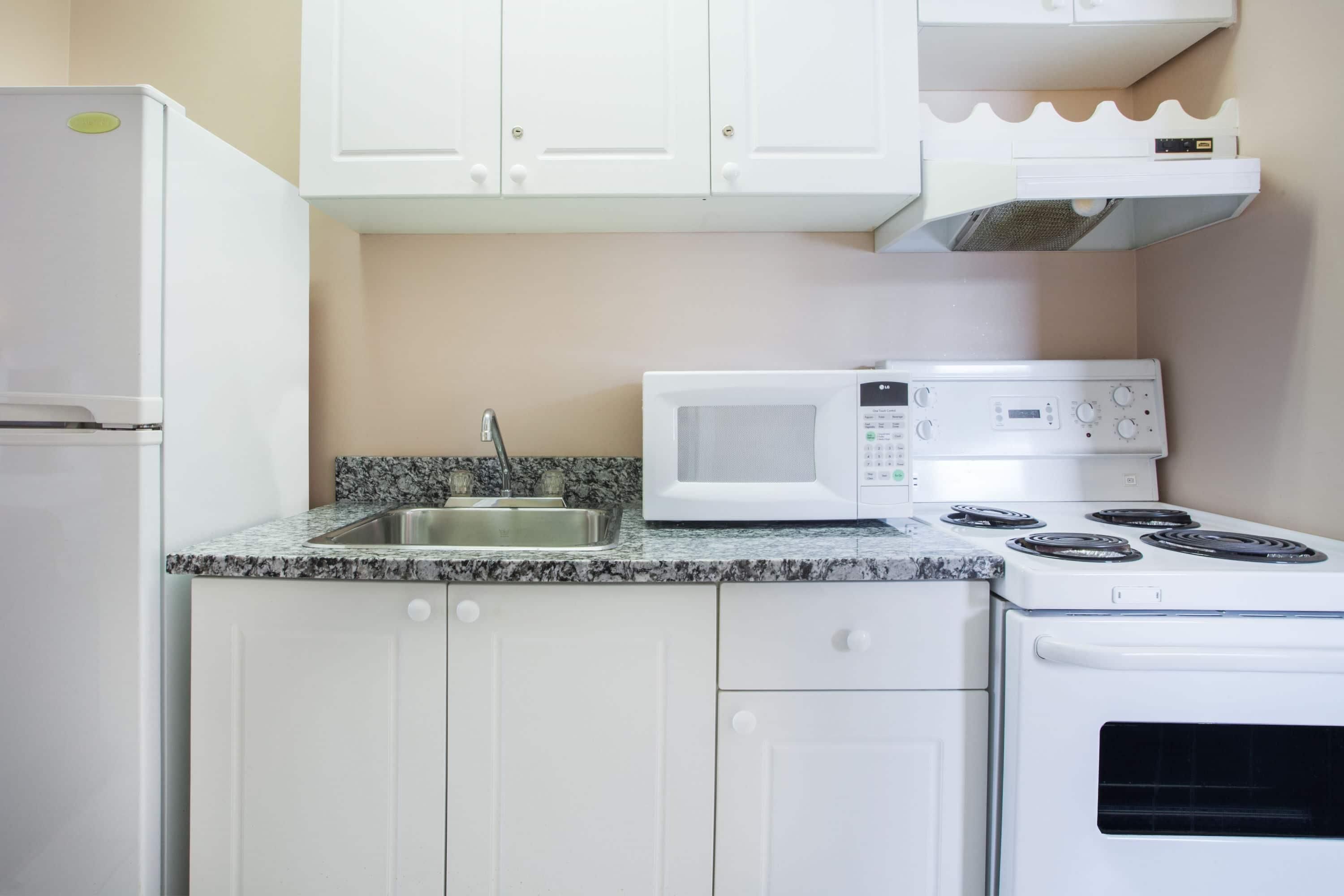 Habitación, 1 cama Queen size, para no fumadores, cocineta | Cocina privada | Refrigerador, microondas y cafetera y tetera 