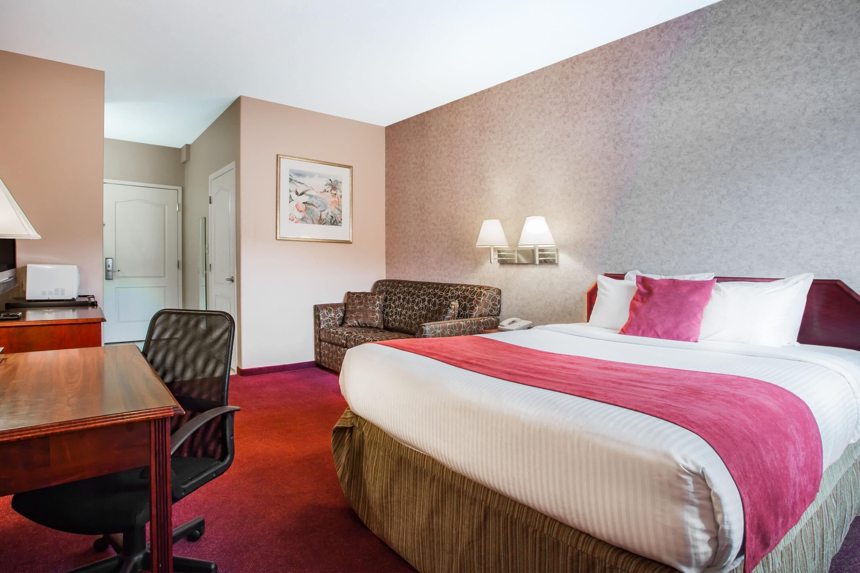 Escritorio, tabla de planchar con plancha, wifi gratis y ropa de cama 