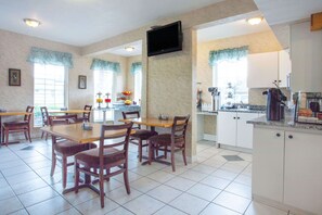 Free daily continental breakfast 