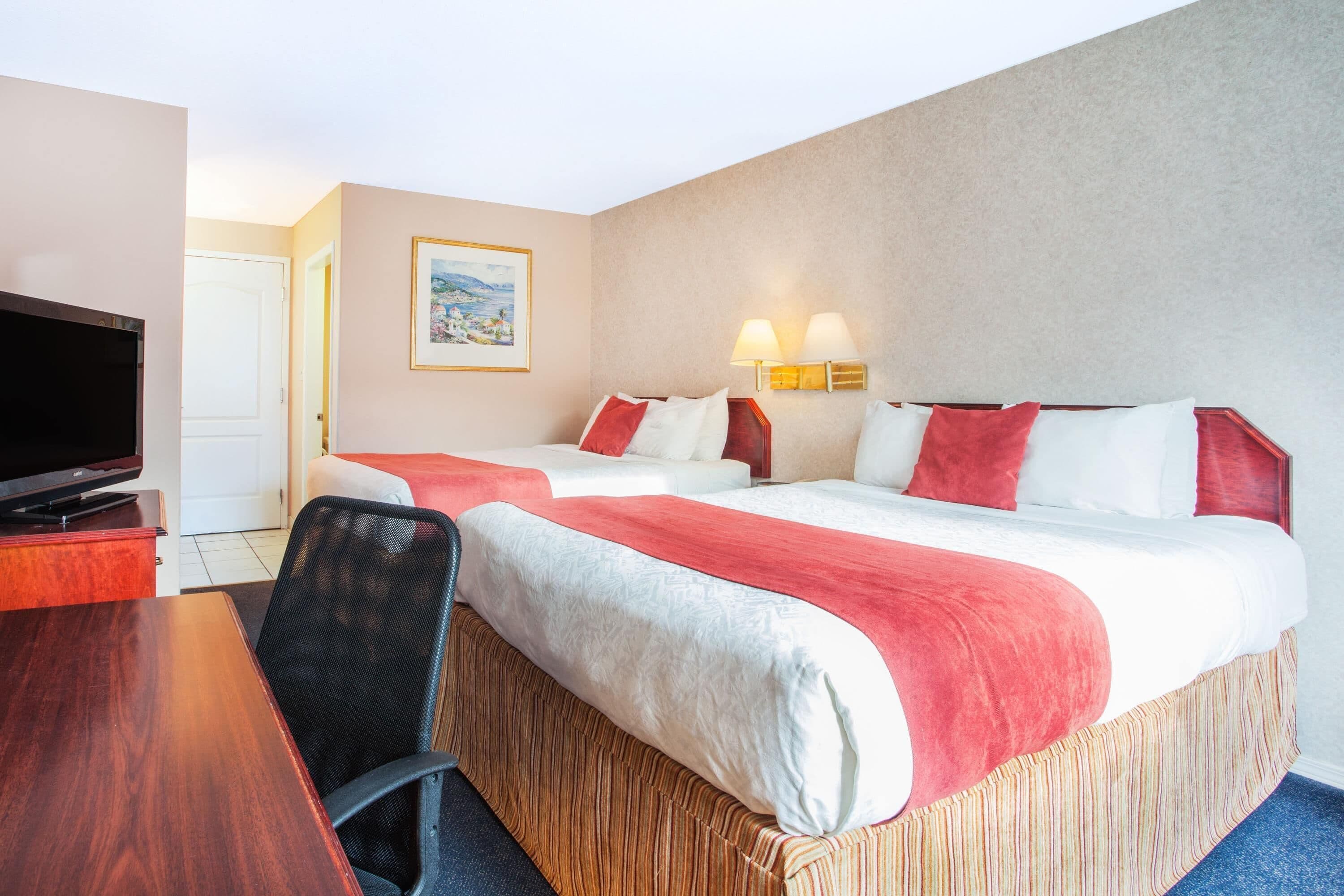 Escritorio, tabla de planchar con plancha, wifi gratis y ropa de cama 