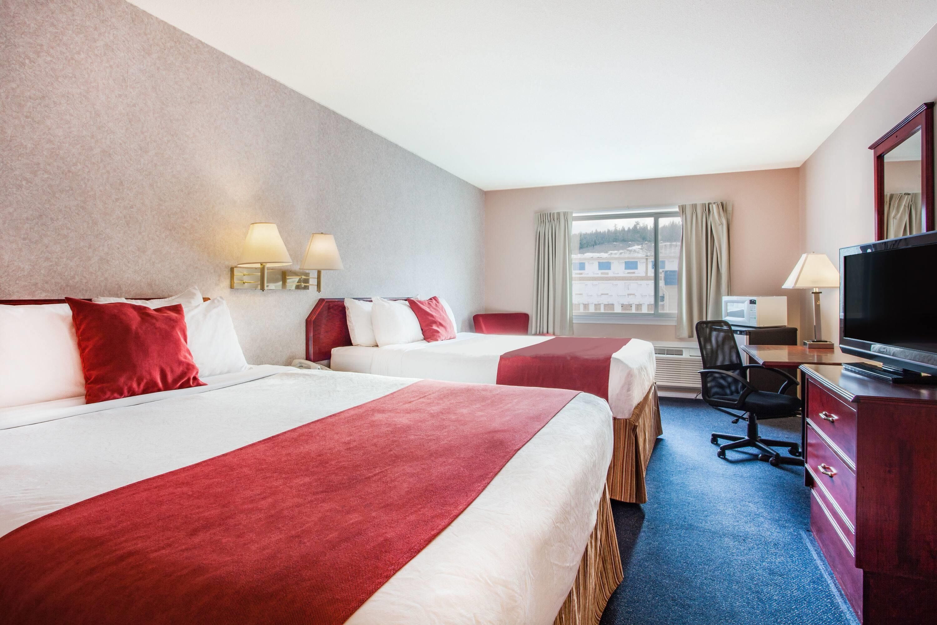 Habitación, 2 camas Queen size, para no fumadores | Escritorio, tabla de planchar con plancha, wifi gratis y ropa de cama 