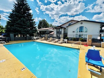 Una piscina al aire libre de temporada