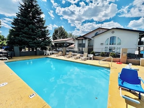 Piscine extérieure en saison