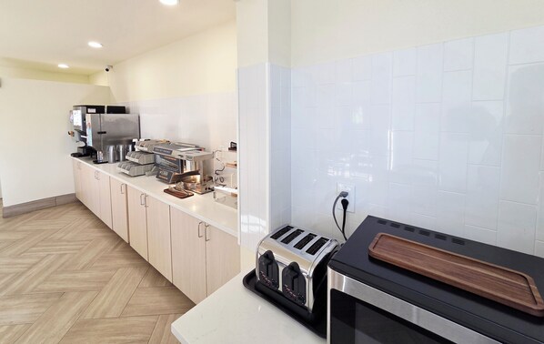 Free daily continental breakfast  - Days Inn & Suites by Wyndham Flagstaff Near University (Flagstaff)