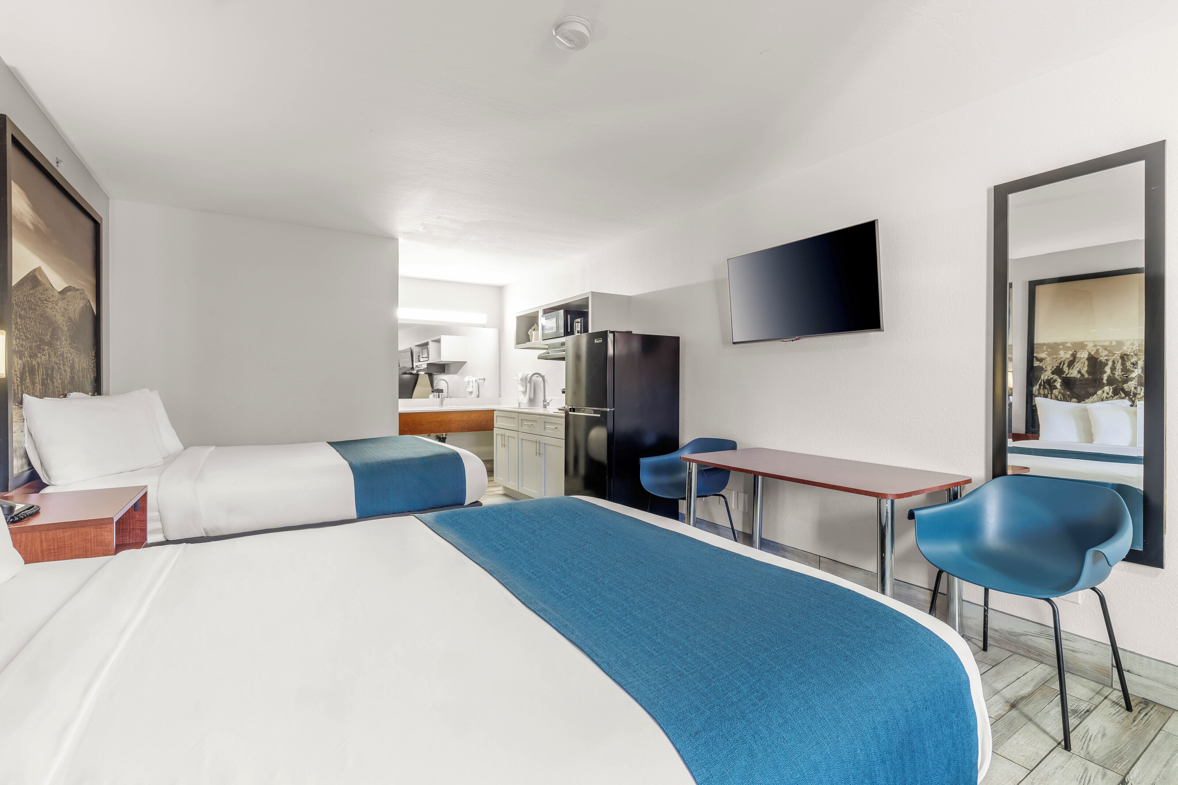 Luxe beddengoed, een bureau, een laptopwerkplek