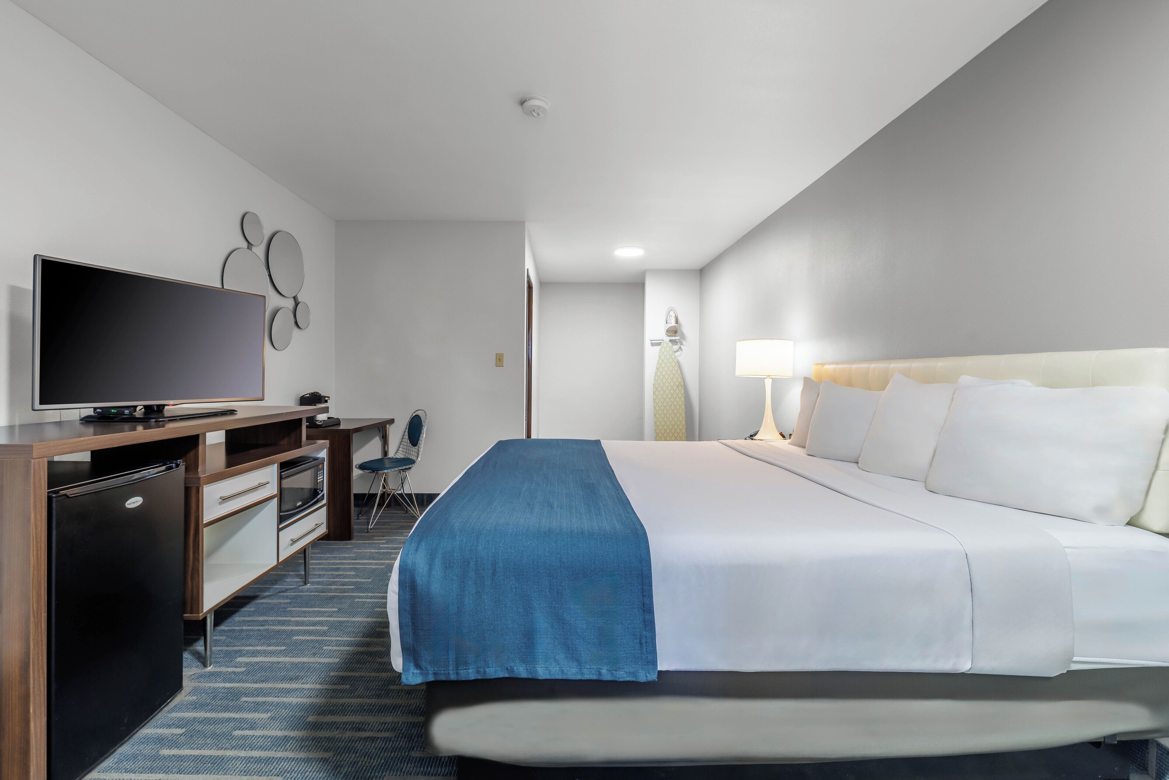 Luxe beddengoed, een bureau, een laptopwerkplek