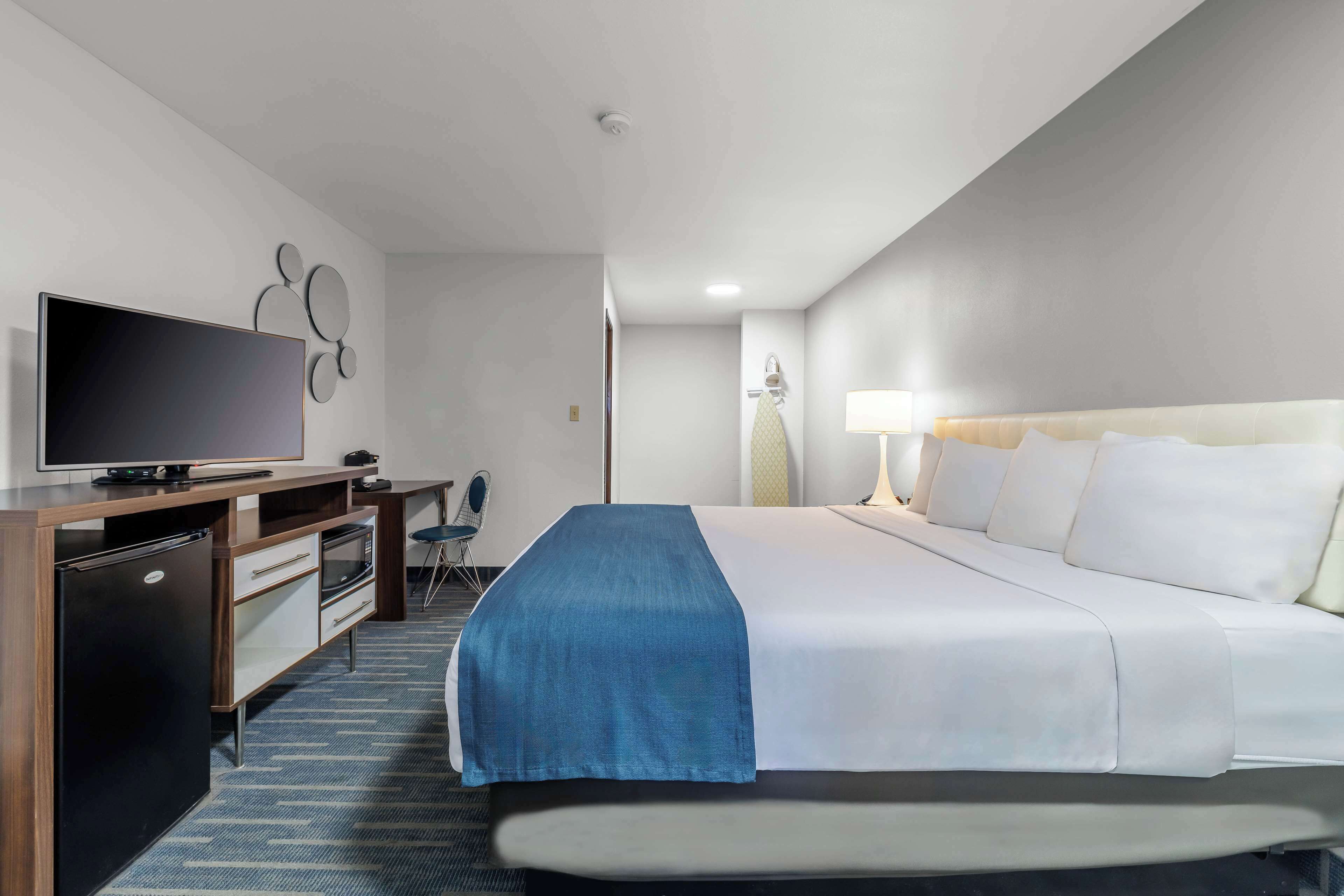 Luxe beddengoed, een bureau, een laptopwerkplek