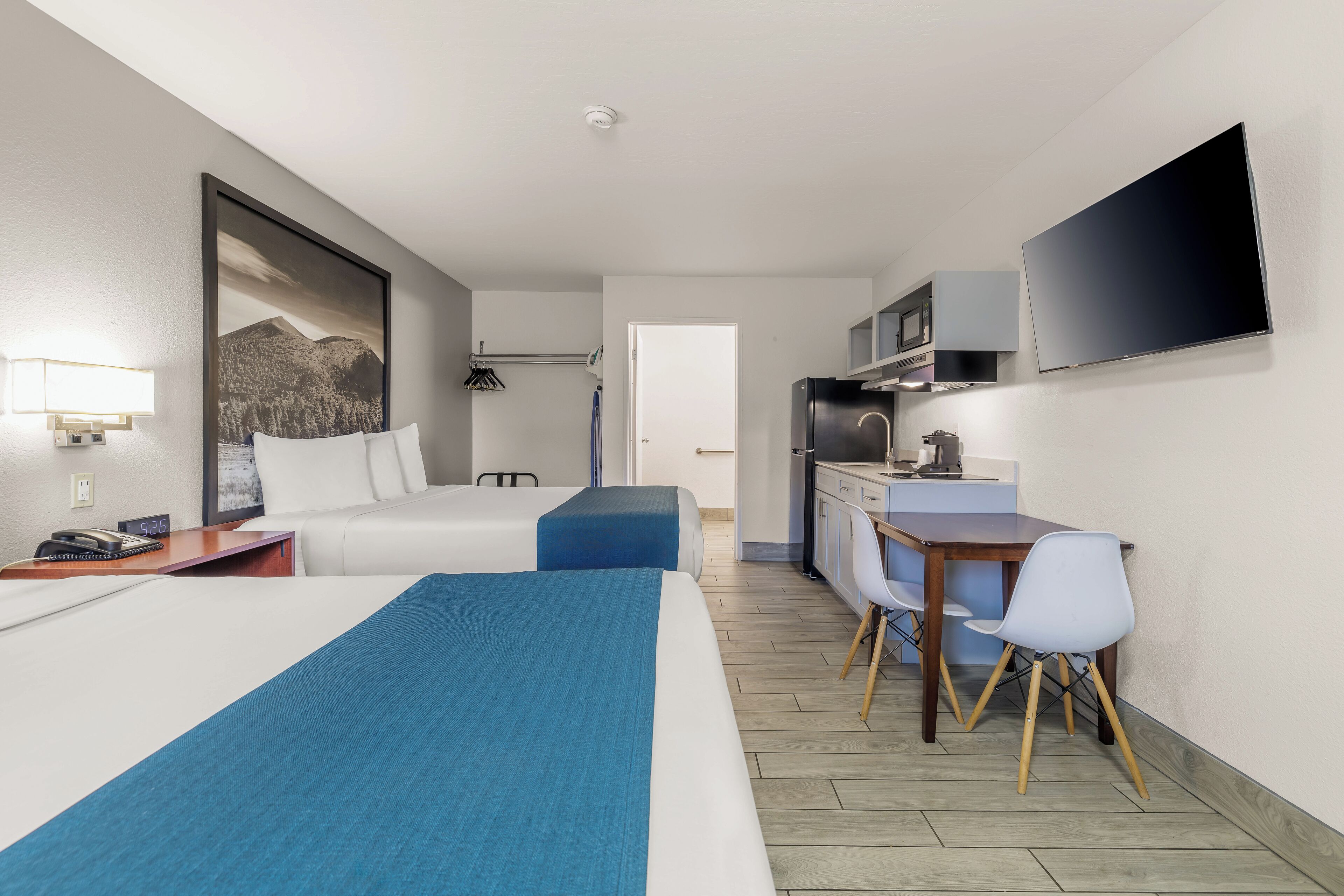 Luxe beddengoed, een bureau, een laptopwerkplek