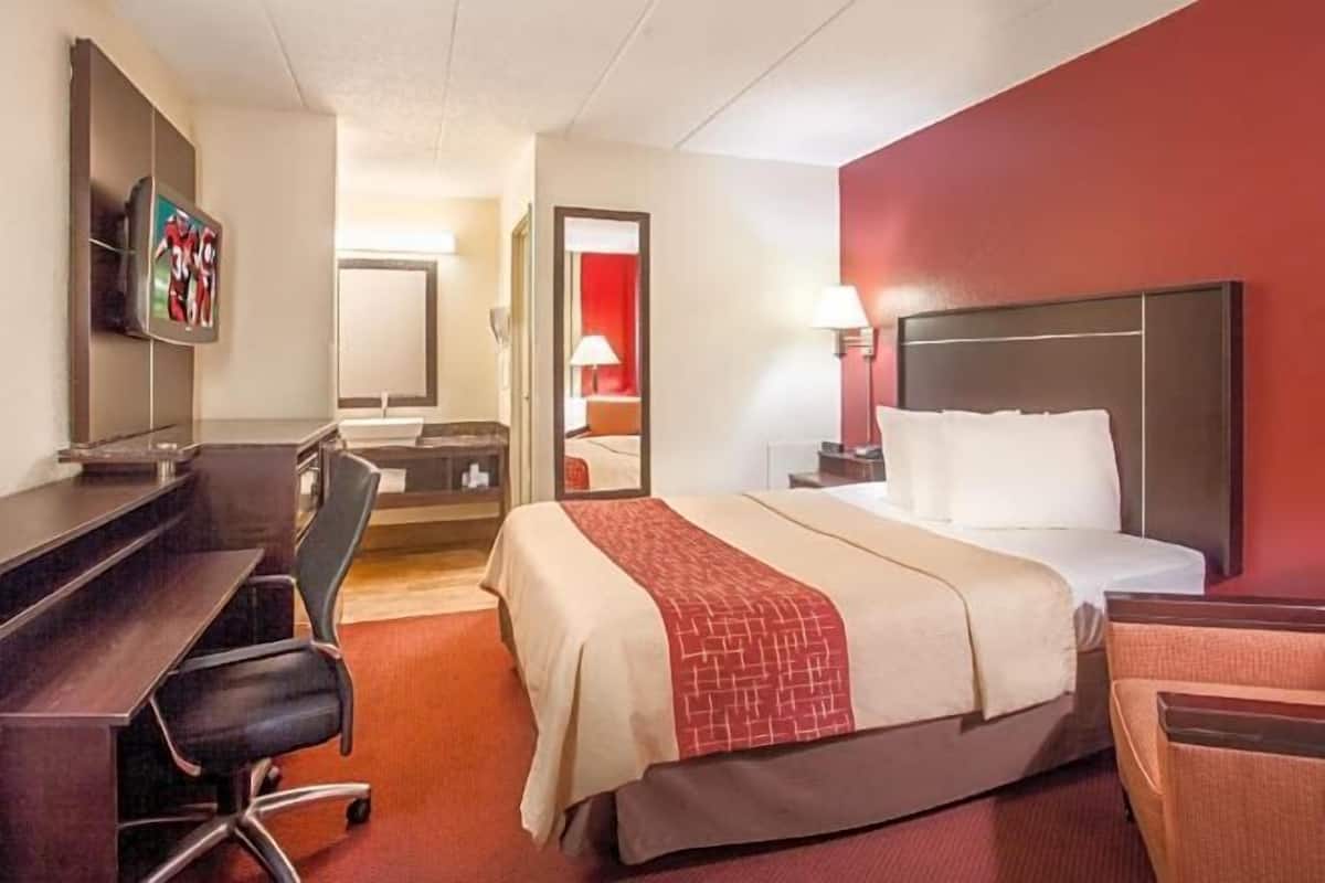 Desk, free cots/infant beds, free WiFi, bed sheets