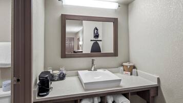 Bathtub, free toiletries, towels