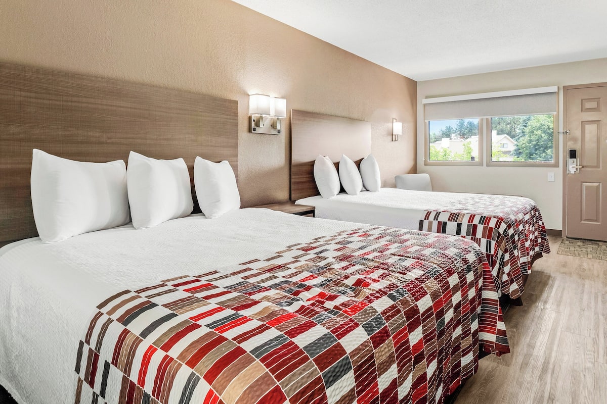 Chambre Deluxe, 2 grands lits, non-fumeurs | Bureau, lits bébé (gratuits), Wi-Fi gratuit, draps fournis