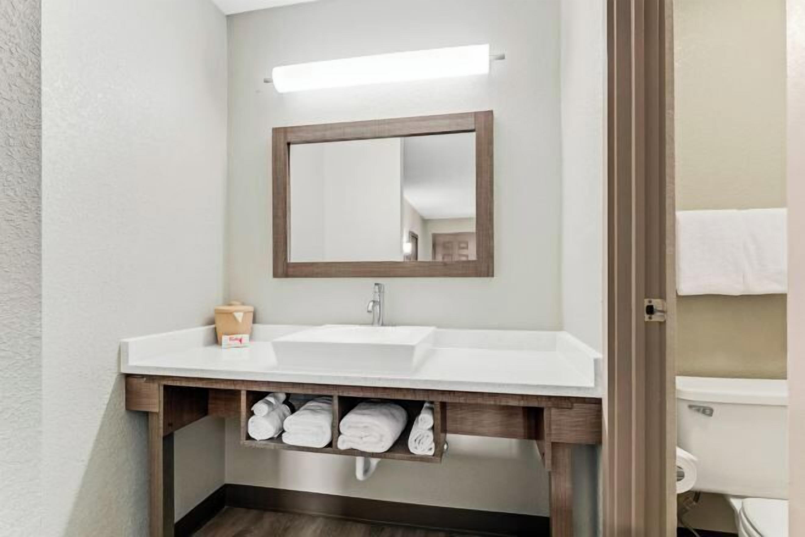 Bathtub, free toiletries, towels