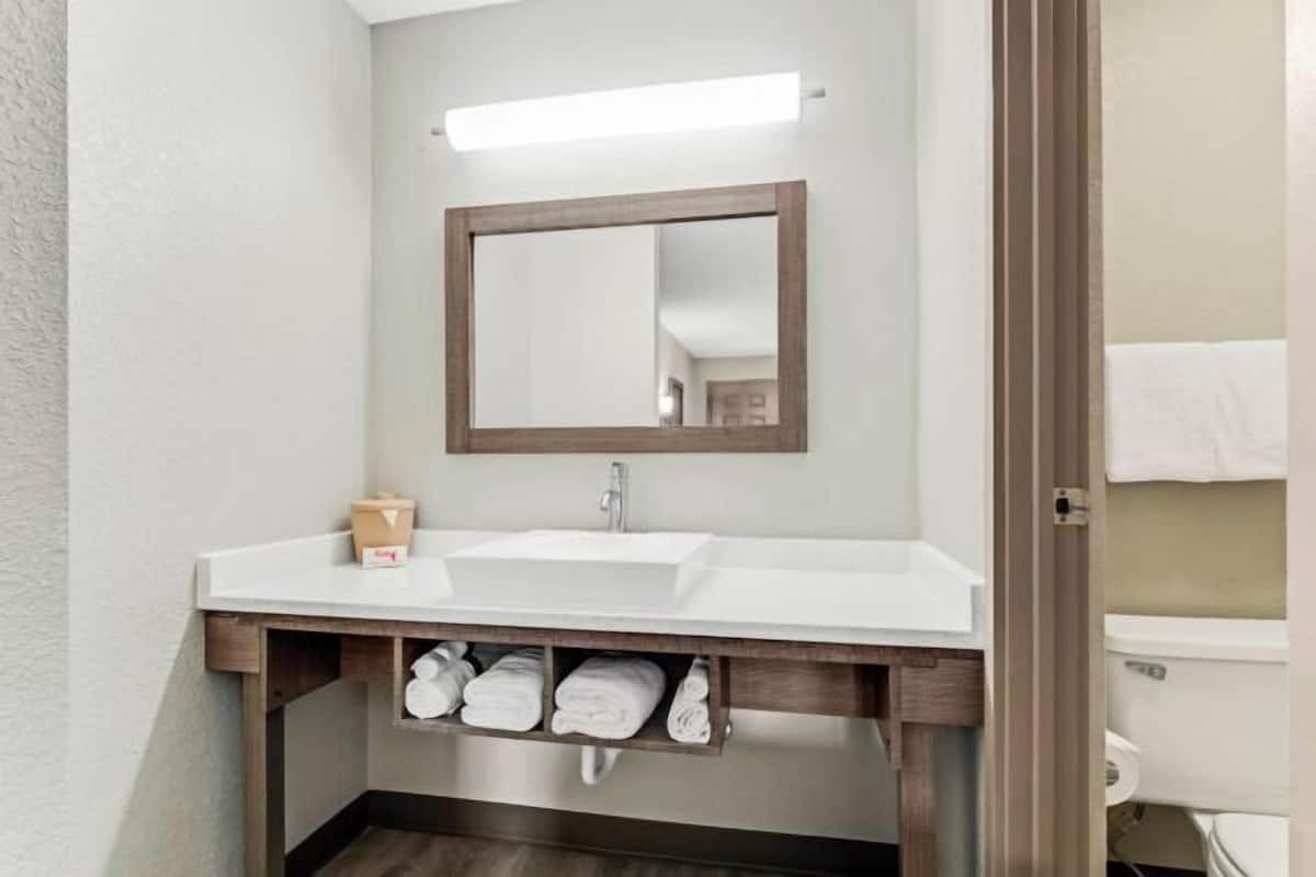 Bathtub, free toiletries, towels