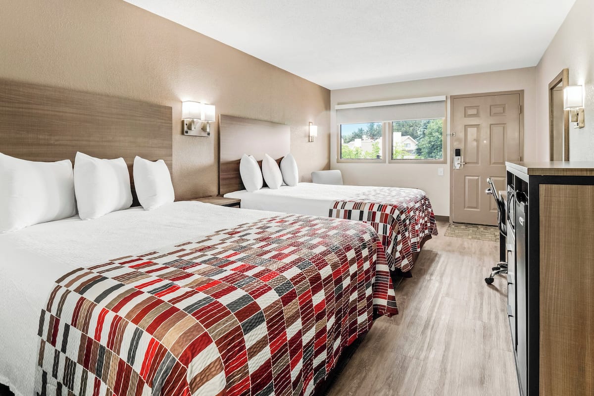 Deluxe Room, 2 Queen Beds, Non Smoking | Desk, free cribs/infant beds, free WiFi, bed sheets