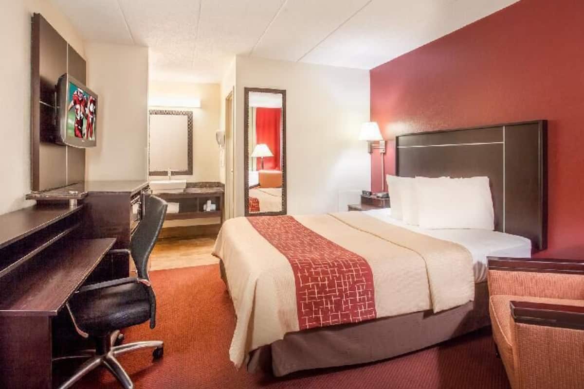 Escritorio, cunas gratuitas, wifi gratis y ropa de cama