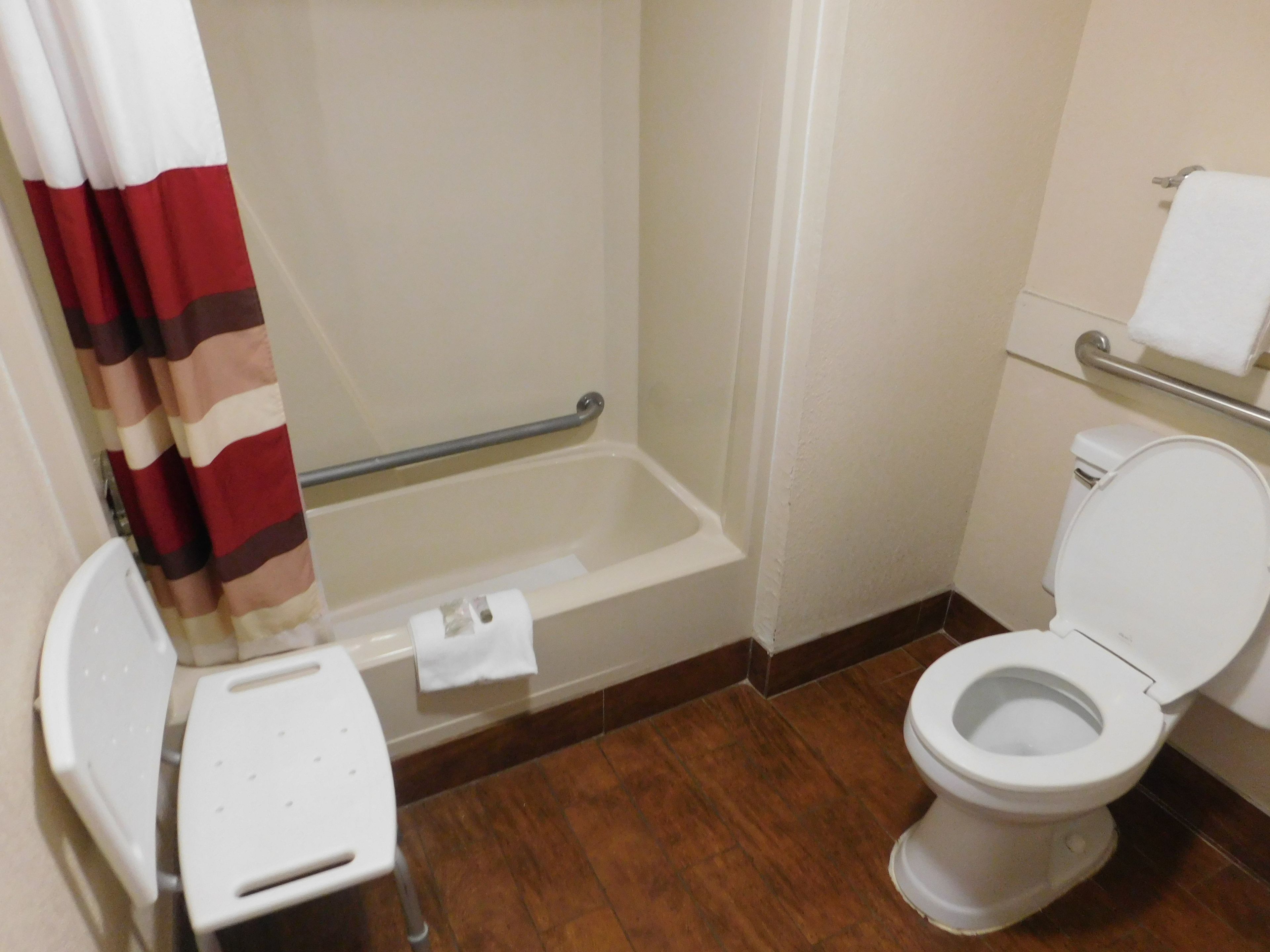 Chambre supérieure, 1 très grand lit, accessible aux personnes à mobilité réduite, non-fumeur | Salle de bain | Baignoire, articles de toilette (gratuits), serviettes fournies