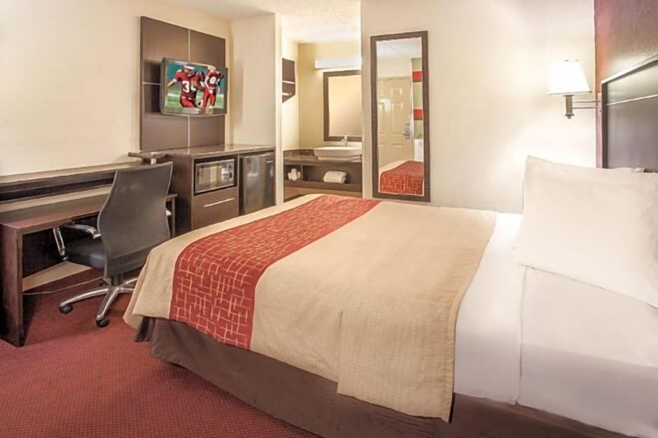 Desk, free cribs/infant beds, free WiFi, bed sheets