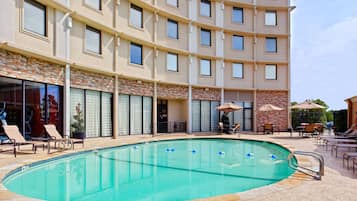 Una piscina al aire libre de temporada