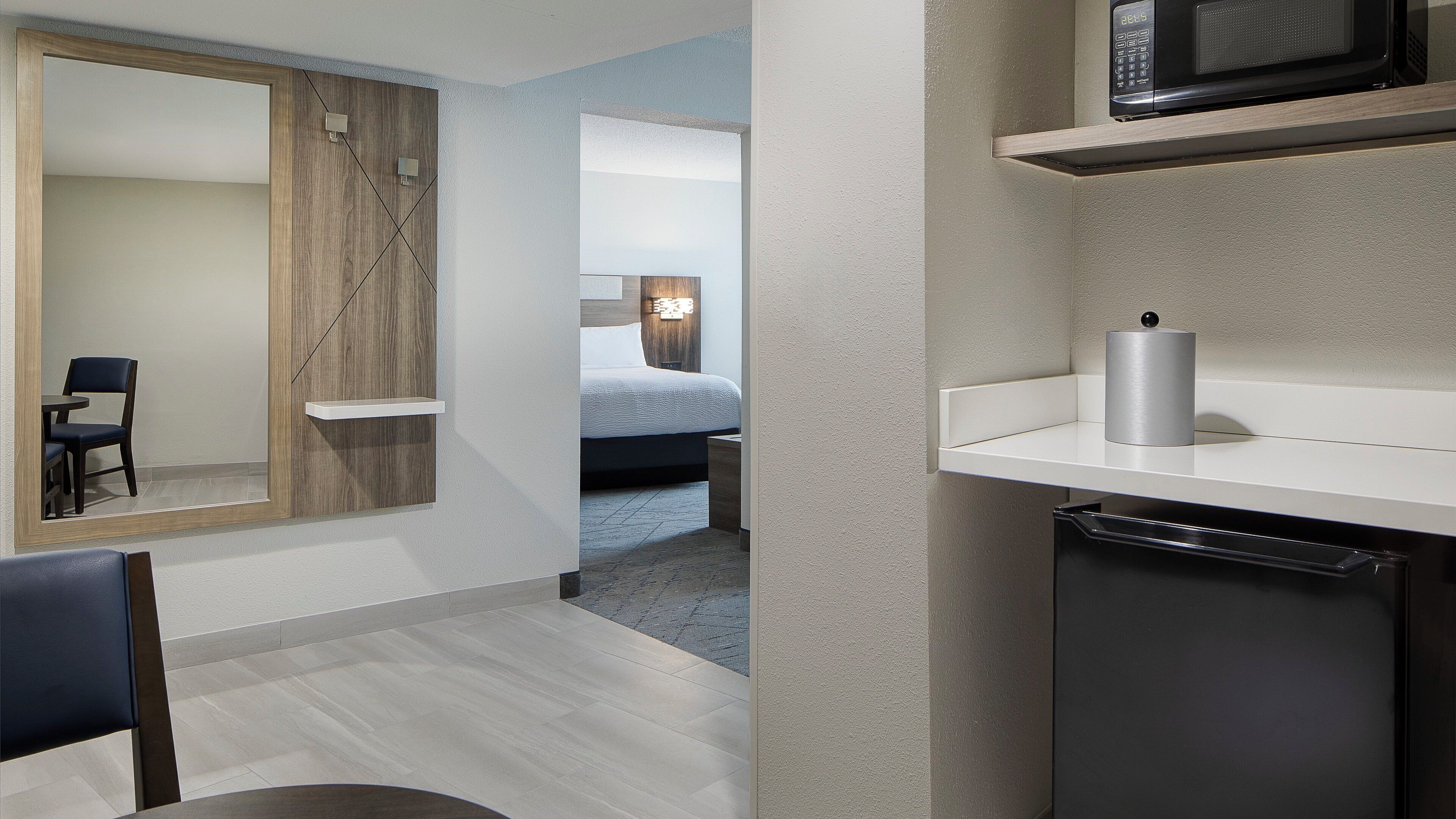 مكتب ومكواة/لوح كي وأسرّة أطفال/رضّع (مجانًا) وأسرّة قابلة للطي