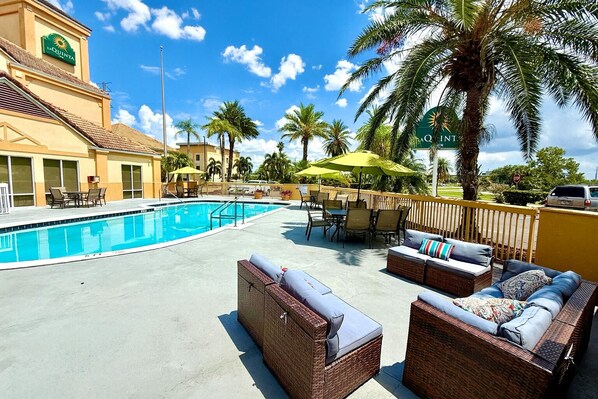 2 outdoor pools, pool loungers