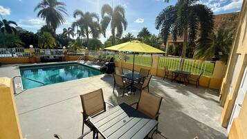 2 outdoor pools, sun loungers