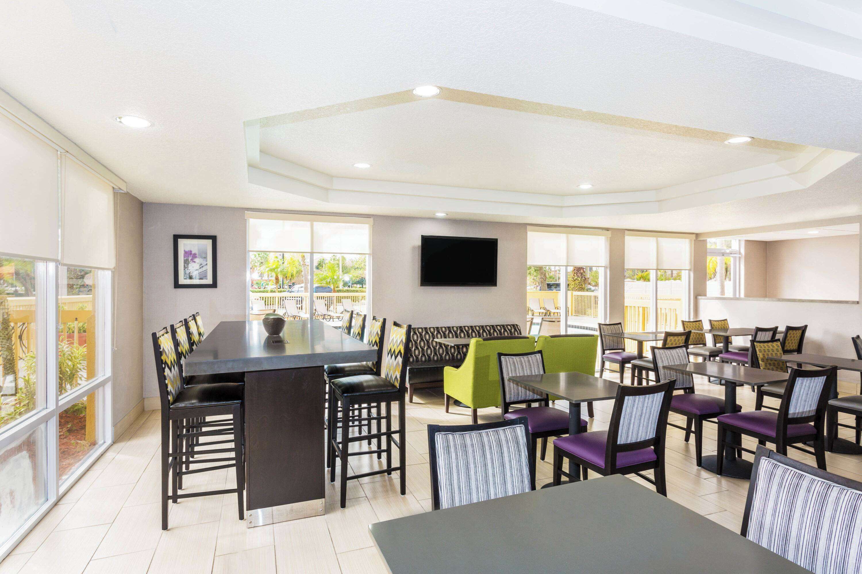 Bao gồm bữa sáng đầy đủ hàng ngày 