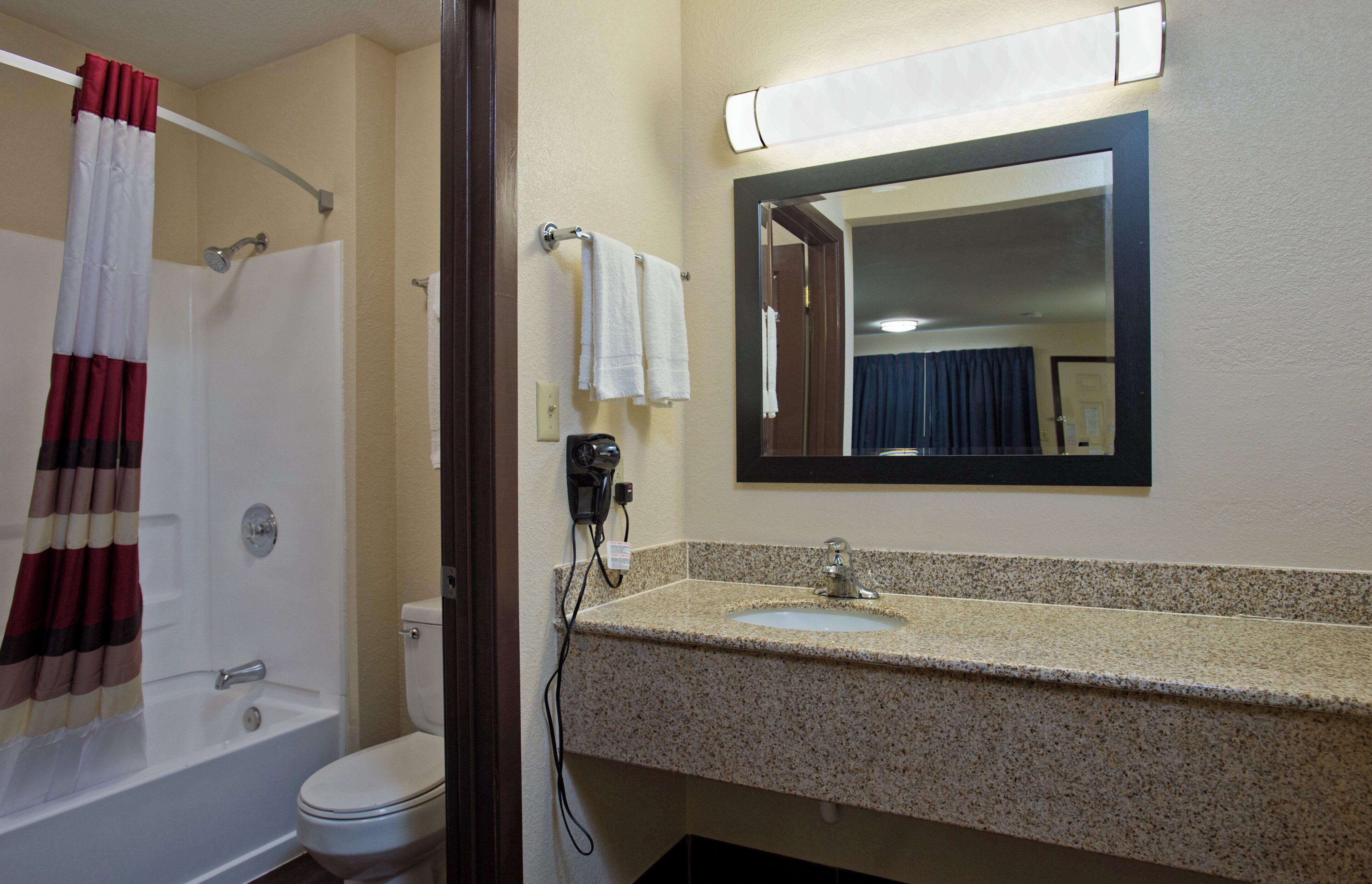Un baño con bañera, inodoro y lavabo.