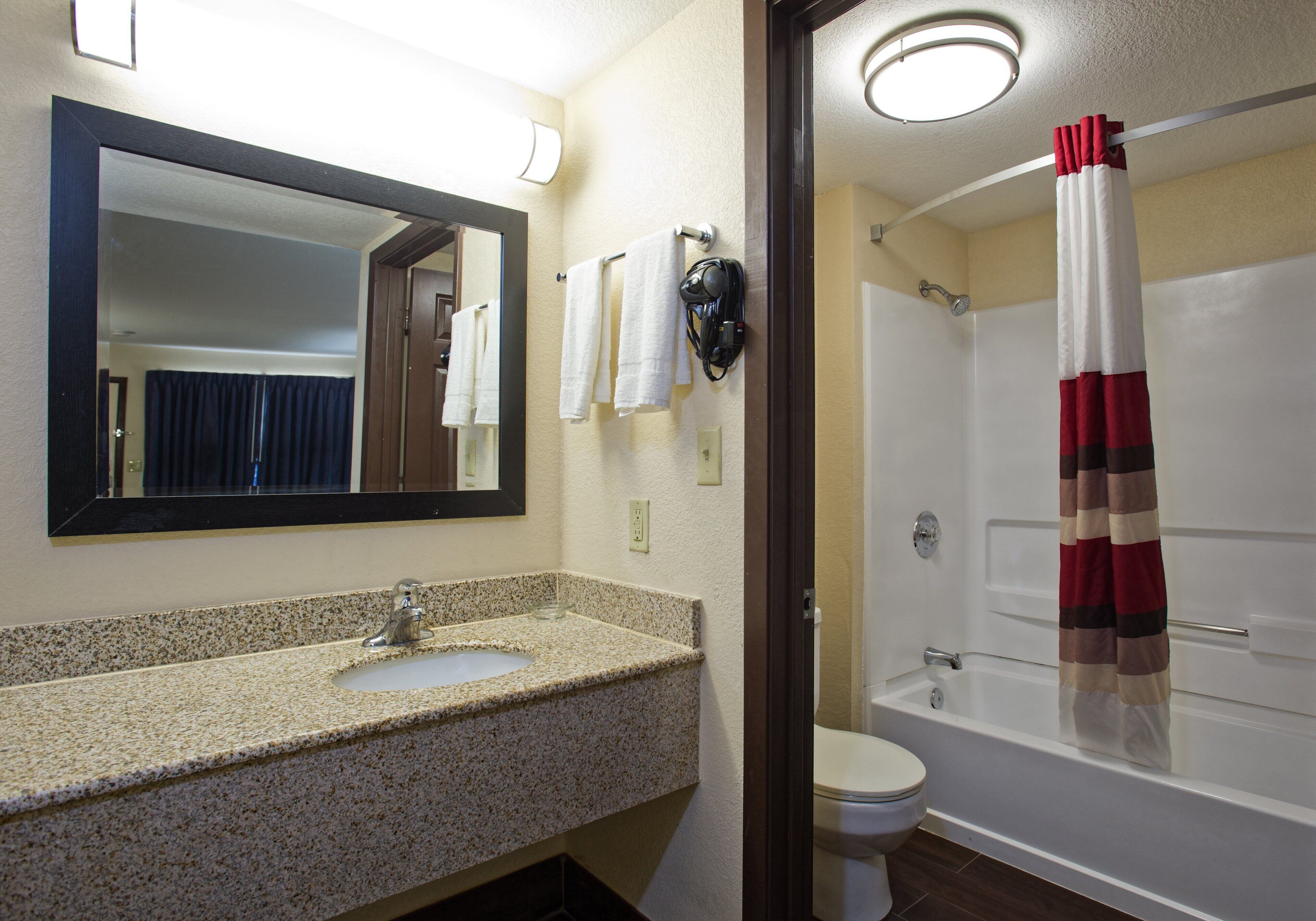 Combined shower/bathtub, towels