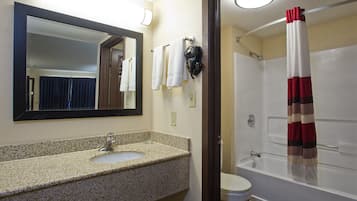 Combined shower/bathtub, towels