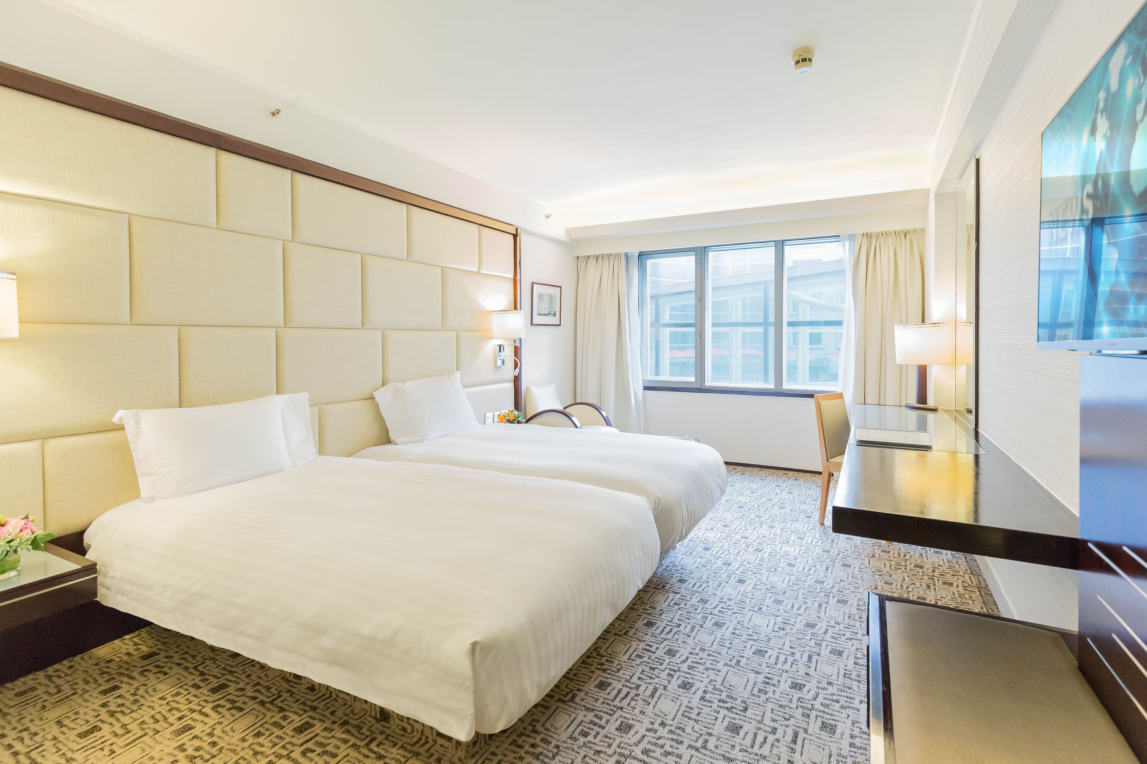 Minibar, caja de seguridad en la habitación y escritorio 