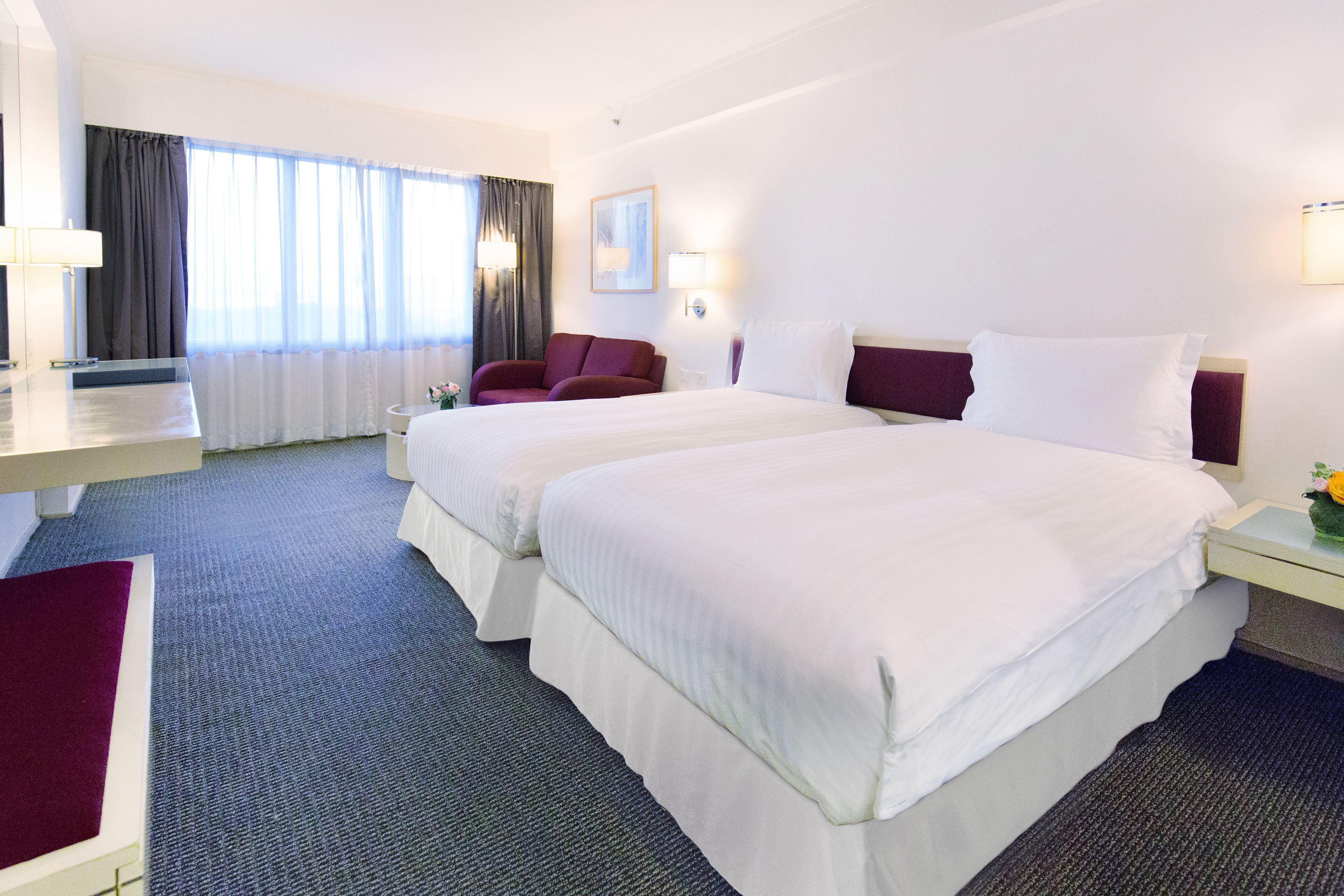 Minibar, caja de seguridad en la habitación y escritorio 