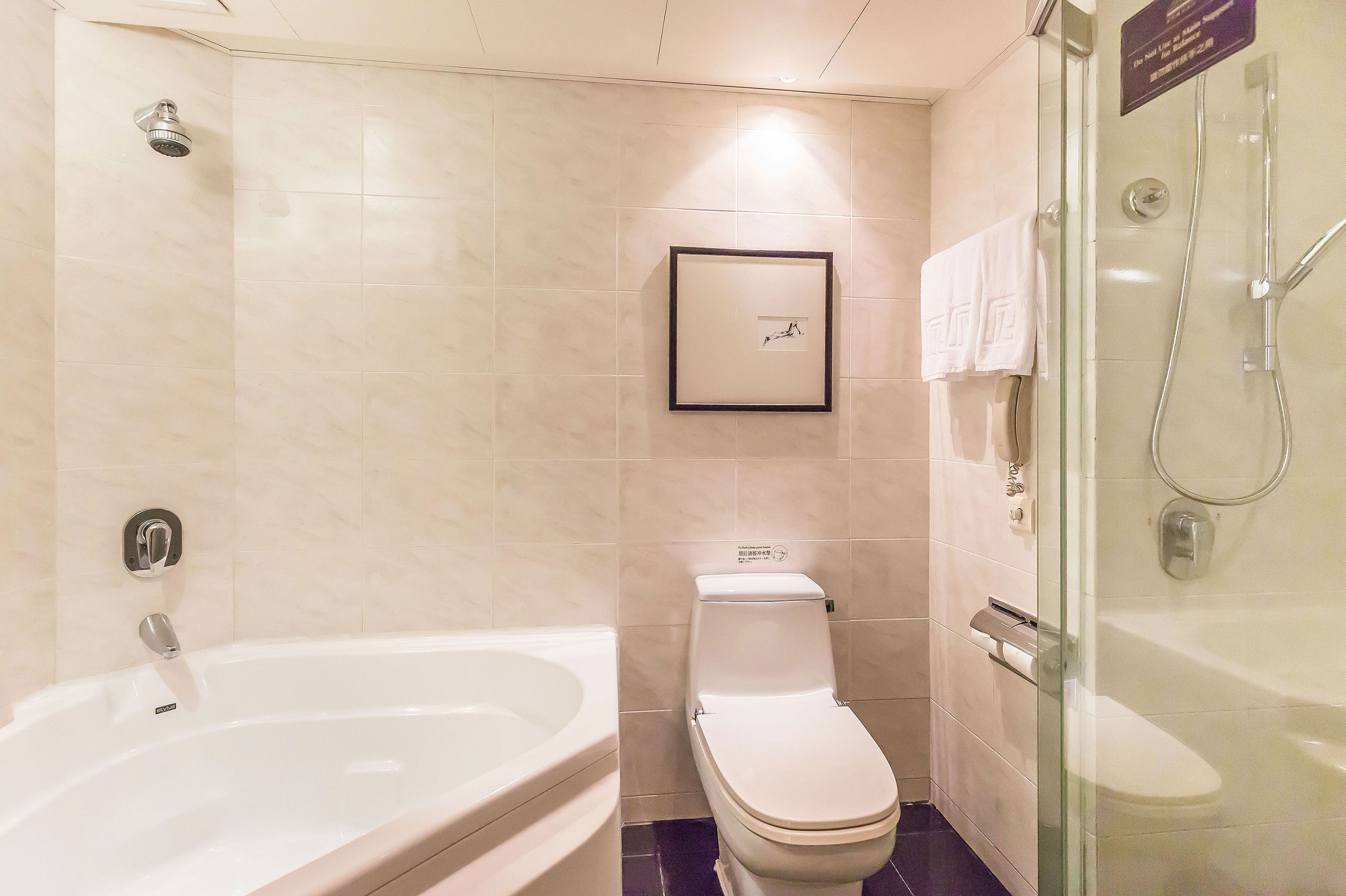 Baño | Amenidades de baño gratuitas, secadora de cabello, pantuflas, toallas 