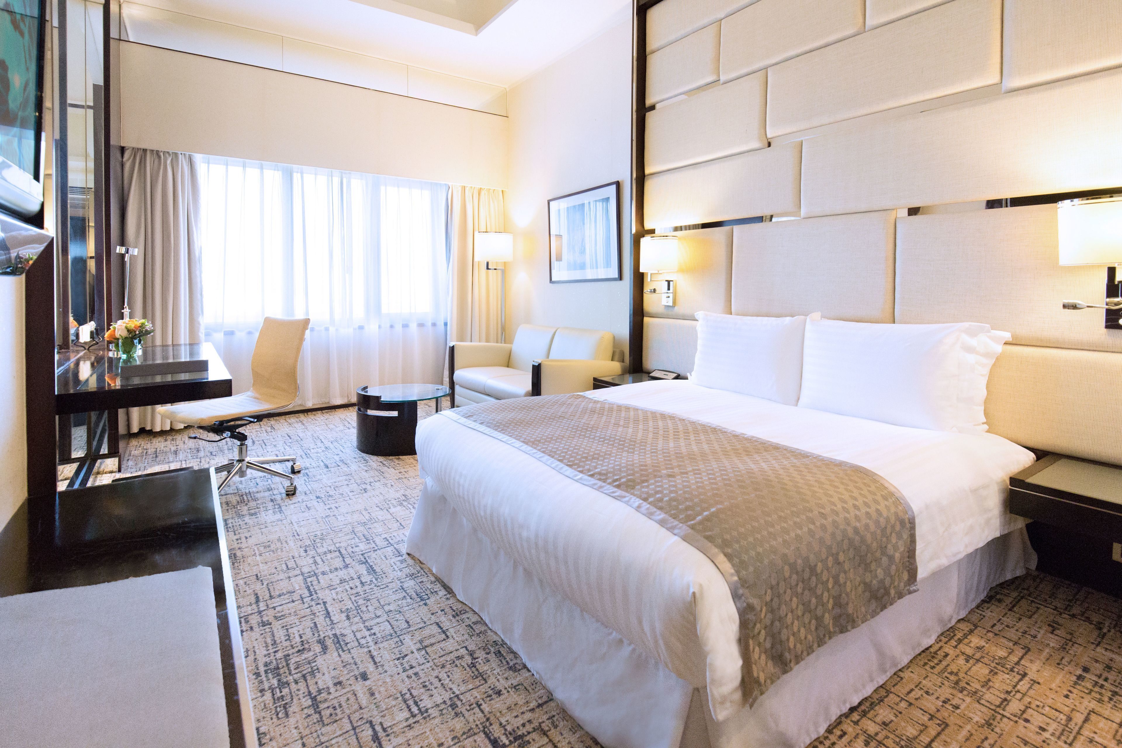 Minibar, caja de seguridad en la habitación y escritorio 