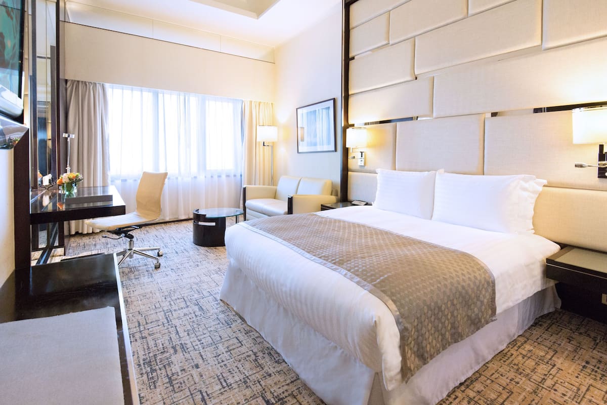 Minibar, caja de seguridad en la habitación y escritorio