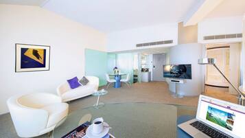 Honeymoon Suite, 1 Katil Raja (King) | Ruang tamu | 43 inci televisyen LCD dengan satelit, TV