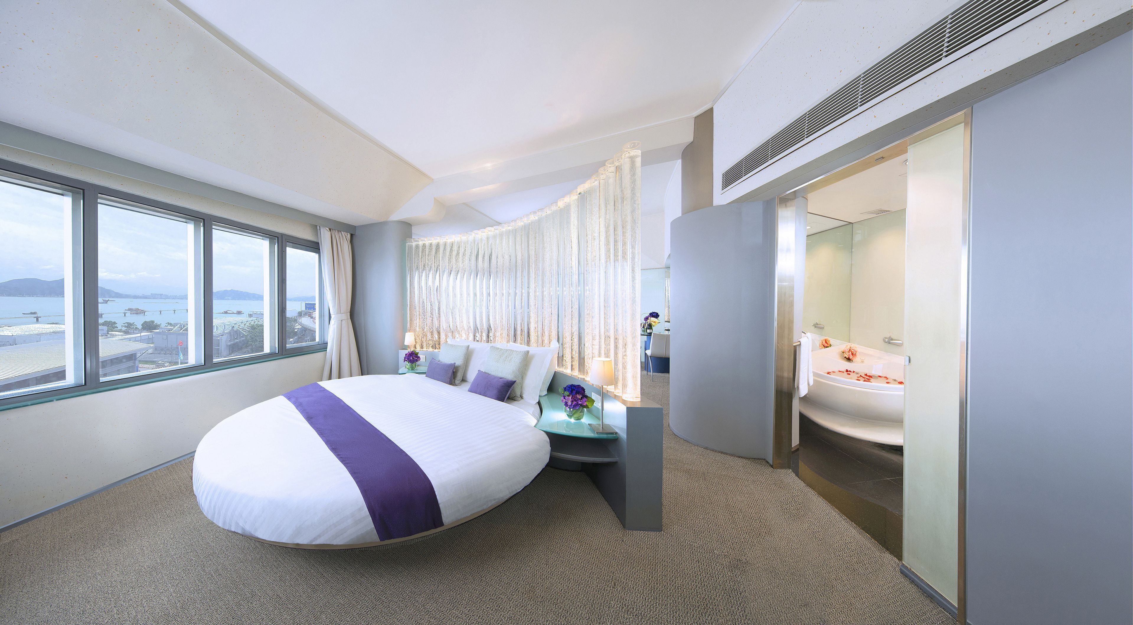 Minibar, caja de seguridad en la habitación y escritorio 