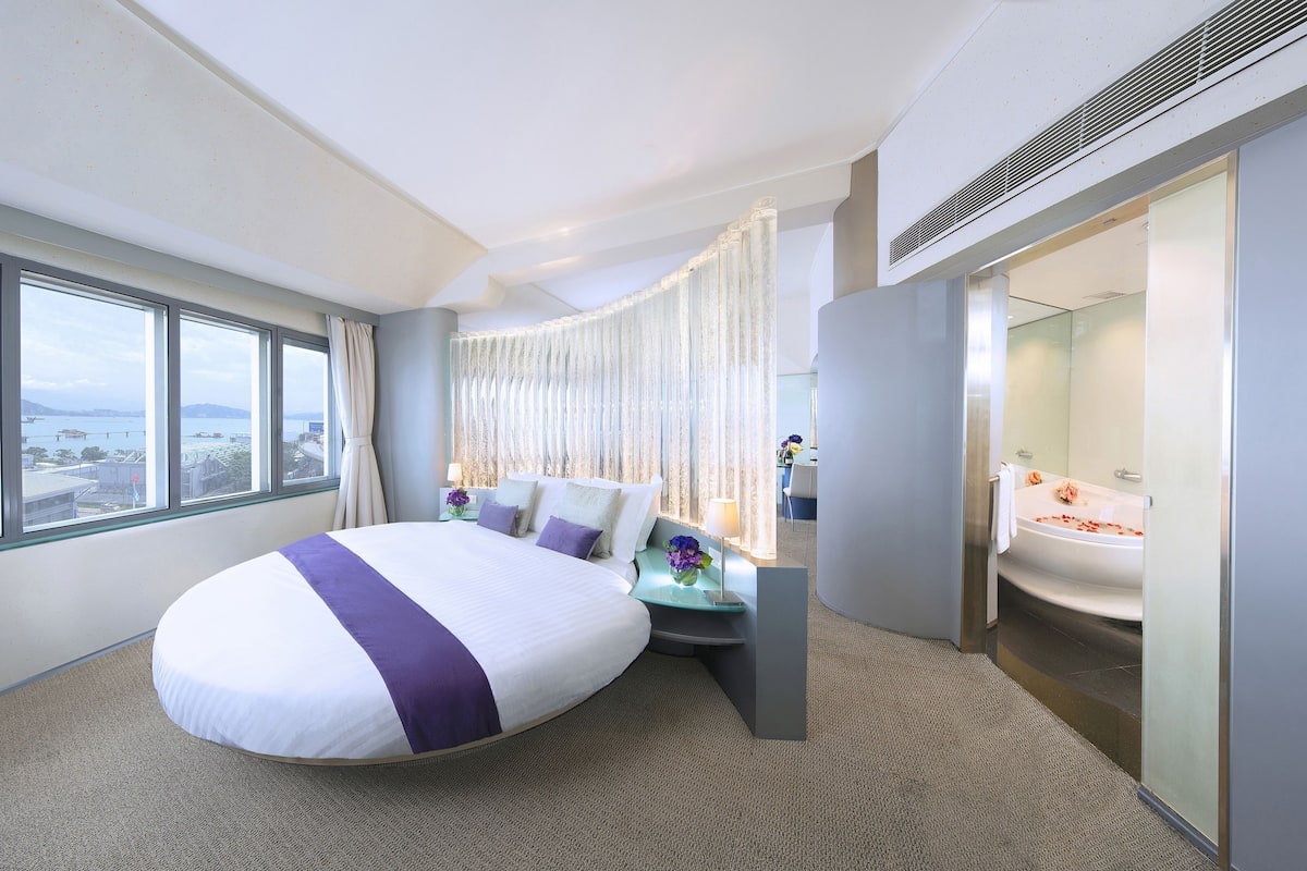 Frigobar, cofres nos quartos, escrivaninha