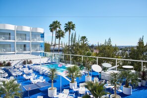 室外游泳池,09:00 至 23:00 开放,日光浴躺椅