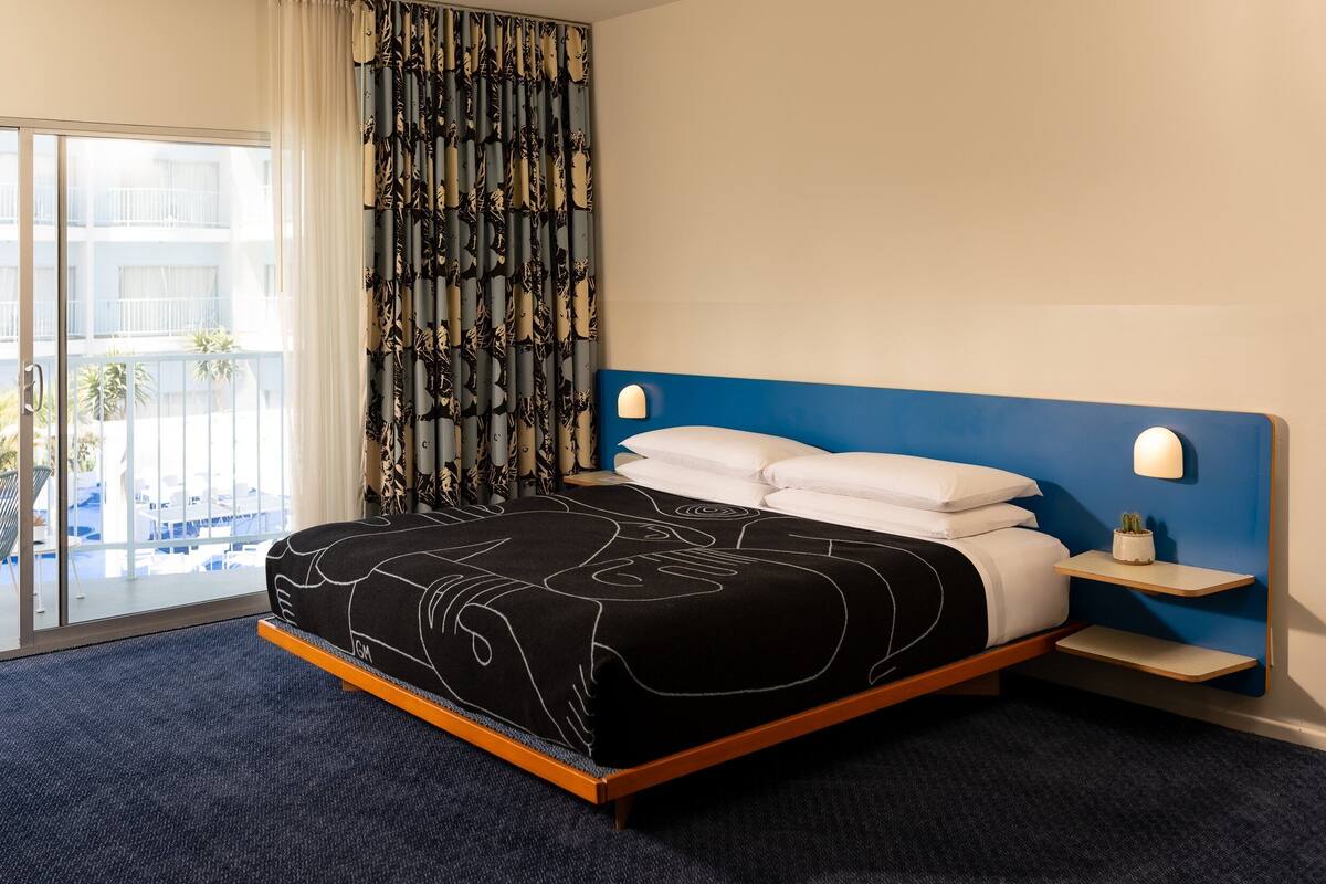 Egyptian cotton sheets, premium bedding, pillow-top beds, minibar
