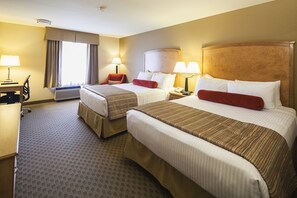 A hotel room with two beds, a desk, and a chair. - Mountain Retreat Hotel (Squamish)
