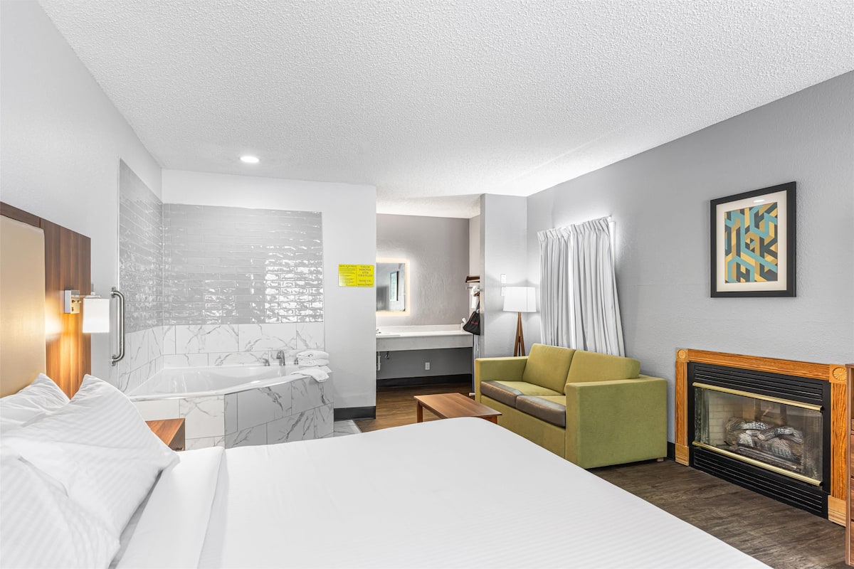 Phòng Suite, 1 giường cỡ king, không hút thuốc, bồn tắm thủy lực | Bàn, khu vực làm việc phù hợp cho laptop, bàn ủi/dụng cụ ủi quần áo 