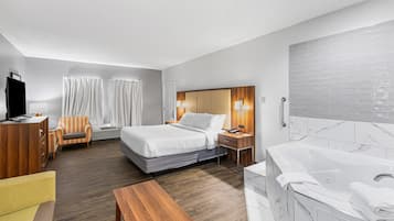 Suite, 1 kingsize-seng, ikke-røyk, massasjebadekar | Skrivebord, skrivebord for bærbar PC og strykejern/-brett