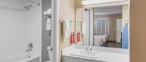 Un baño moderno con bañera, inodoro y lavabo.