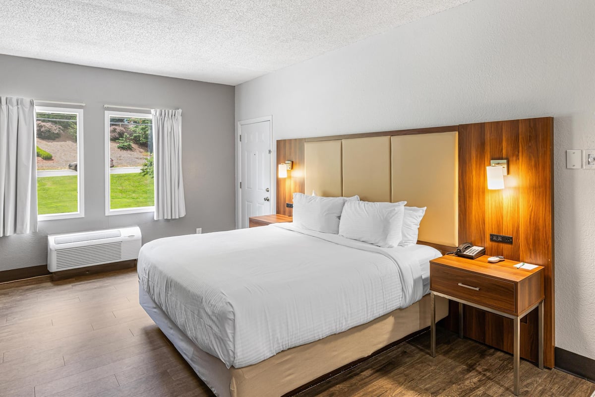 Phòng Suite, 1 giường cỡ king, không hút thuốc, bồn tắm thủy lực (Walk-in Shower) | Bàn, khu vực làm việc phù hợp cho laptop, bàn ủi/dụng cụ ủi quần áo 